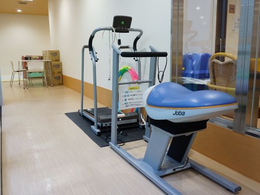 運動器具がある清潔な空間