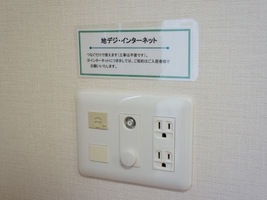 壁掛けインターホンと案内板