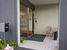 エントランスの明るい雰囲気