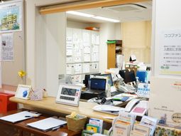 受付と情報掲示のエリア