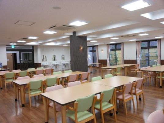 広々とした明るい食堂