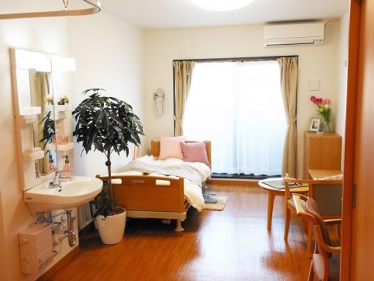 明るい個室の居室