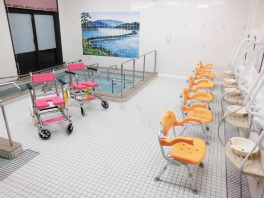 椅子と手すりの浴室