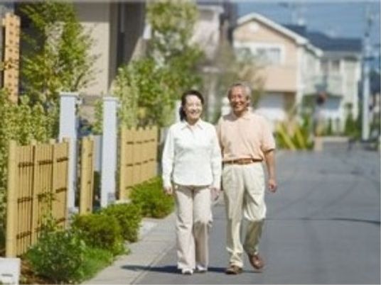 散歩する高齢者カップル