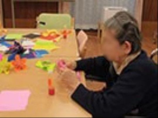 手芸活動をする様子