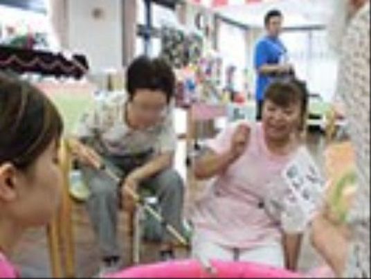 活動する人々の様子