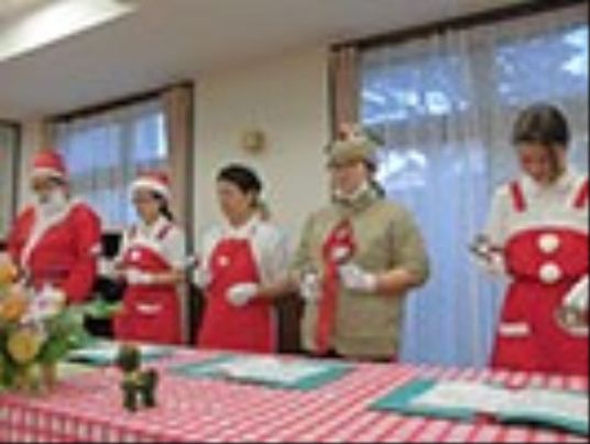 職員がイベントを準備