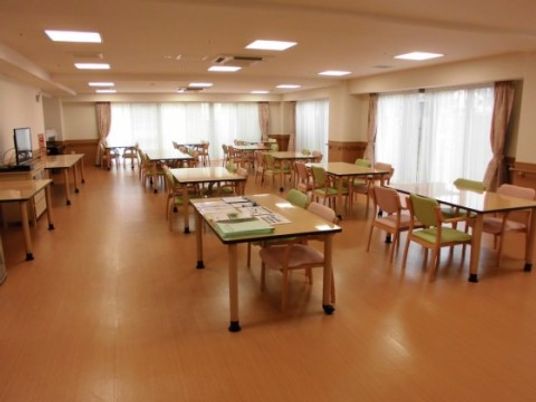 広々とした明るい食堂