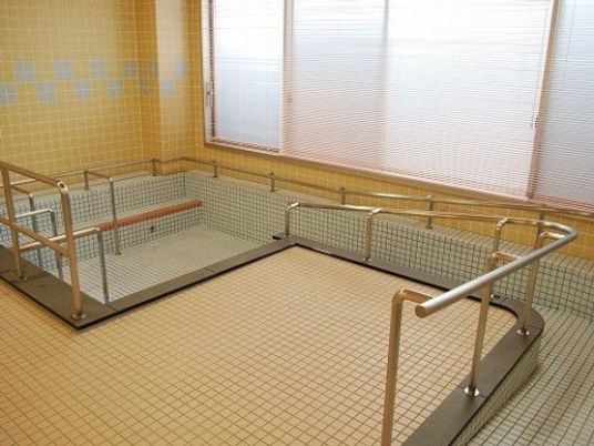 手すり付き広々浴室