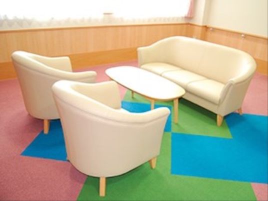 カラフルなリビングの家具