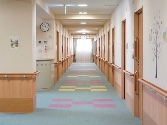 清潔感ある廊下の空間
