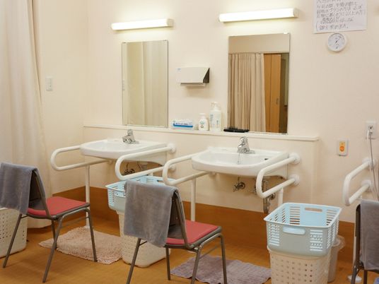 介護施設の清潔な洗面台