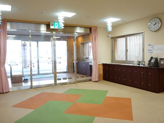 受付と出入口のあるエントランス