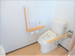 手すり付きの清潔なトイレ