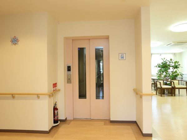 明るいエレベーターホール