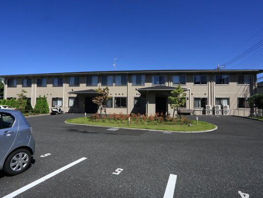 広い駐車場のある建物