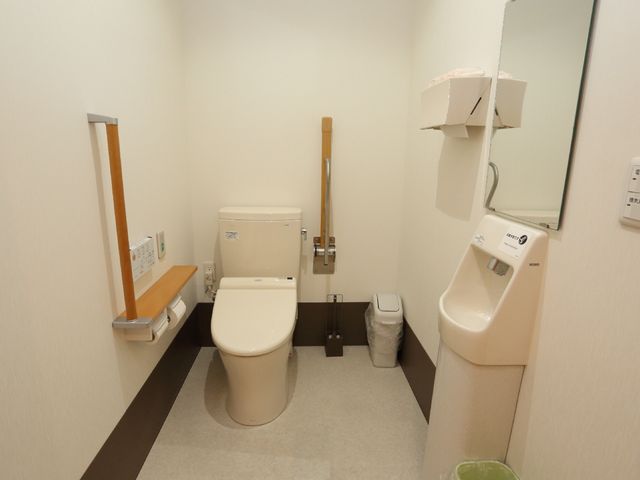 バリアフリー設計のトイレ お手洗い 安全に配慮された手すり付きのトイレです。清潔感のあふれる空間で利用者の快適さを支えます。
