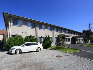 明るい日差しの外観