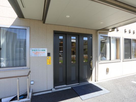 明るい建物のエントランス