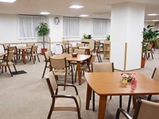 明るい共用食堂