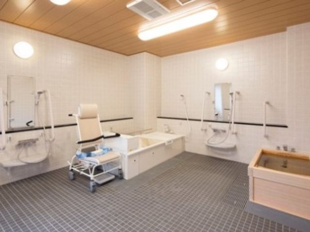 バリアフリー設計の浴室 浴室 ゆったりとしたバリアフリーの浴室です。特に清潔感があり、入浴の際のサポートも万全です。