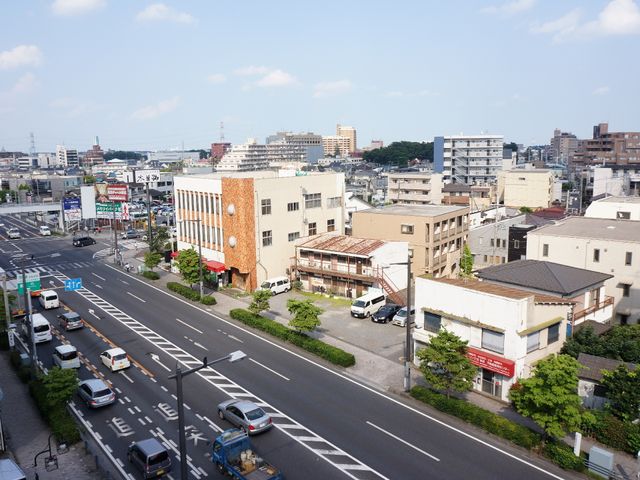 都市の日常風景 ベランダからの景色 都会に位置する快適な勤務地です。周辺には多彩な店舗があり、日々の生活にも便利です。