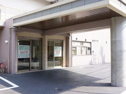 入口の明るい施設