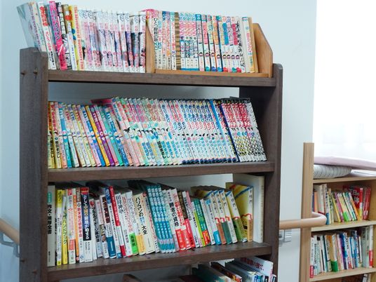 本棚に並ぶ多彩な書籍