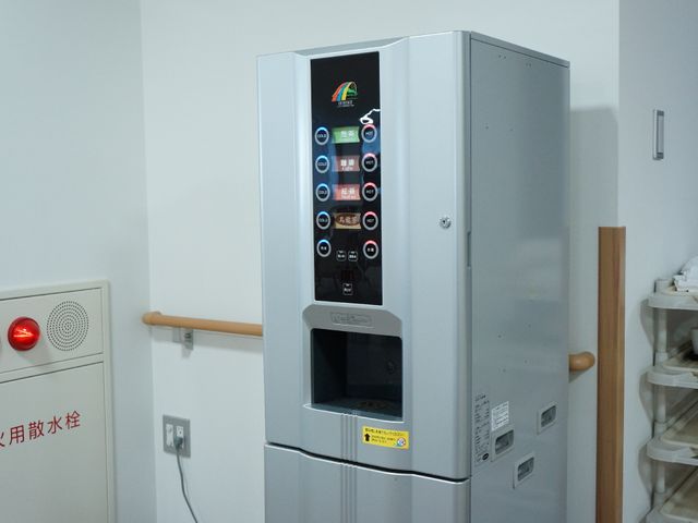 自動給水機の設備 ドリンクサービス 手軽に温冷水をご利用いただける自動給水機が備え付けられた食事スペースです。清潔感があり、衛生的な環境を保つことができます。
