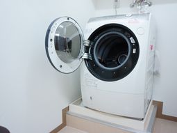 白色の洗濯機と壁