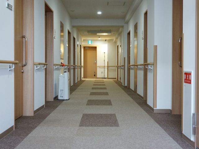 清潔な廊下の様子 廊下 手すりが設けられた廊下は清潔感があり、安全に配慮された設計です。来訪者にも利用者にも心地よい環境を提供しています。