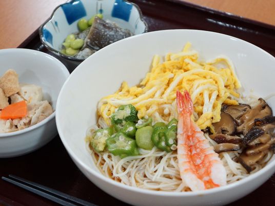 彩り豊かな食事風景