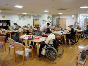 活動する人々の食堂