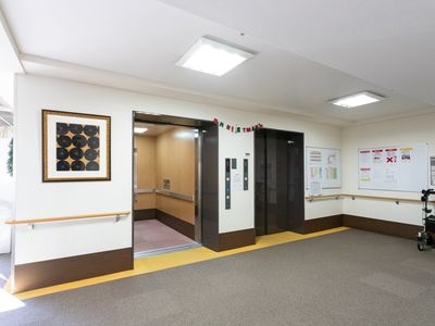 清潔感ある廊下とエレベーター