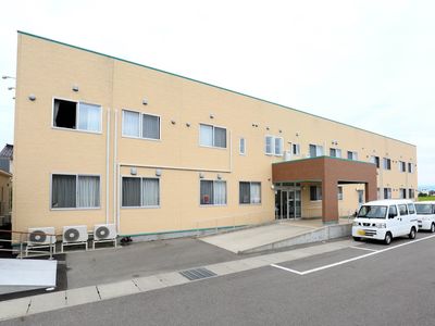 明るい外観の建物エントランス
