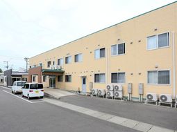 黄色い壁の建物外観