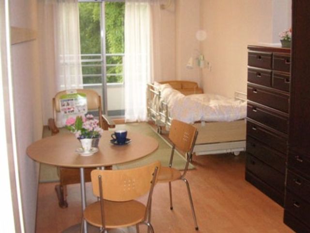 居心地の良い居室 居室 窓から光が差し込む、清潔感のあふれるお部屋です。個人の空間を大切にしながらも、必要なサポートを受けられる環境が整っています。