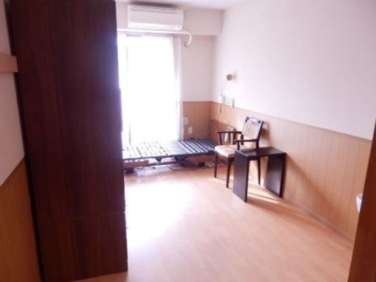 明るい個室の居室空間