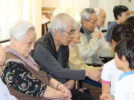 高齢者と子供の交流