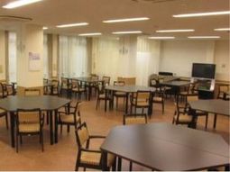 広々とした明るい食堂