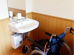 洗面台と車椅子