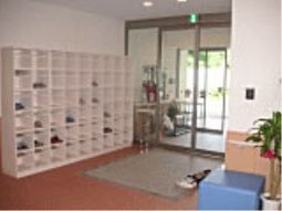 靴を収納する棚とエントランス