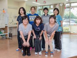 笑顔のスタッフ集合