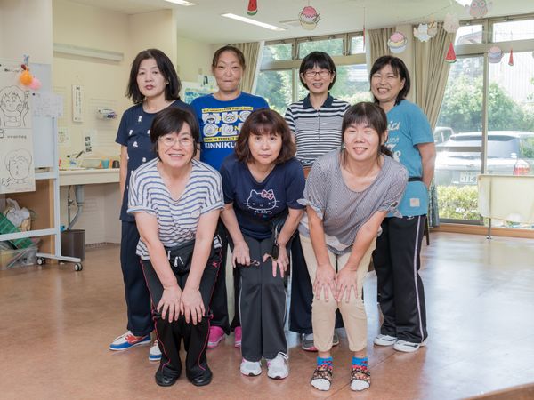 笑顔のスタッフ集合