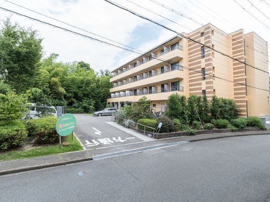 緑に囲まれた施設外観