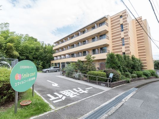 緑に囲まれた外観