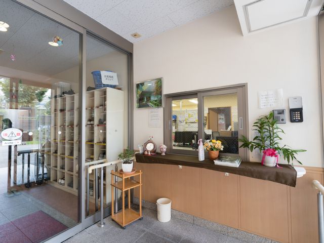 エントランスの受付風景 エントランス 明るく開放的な受付エリアです。来訪者が温かく迎えられるような工夫がされており、安心感を与える空間となっています。