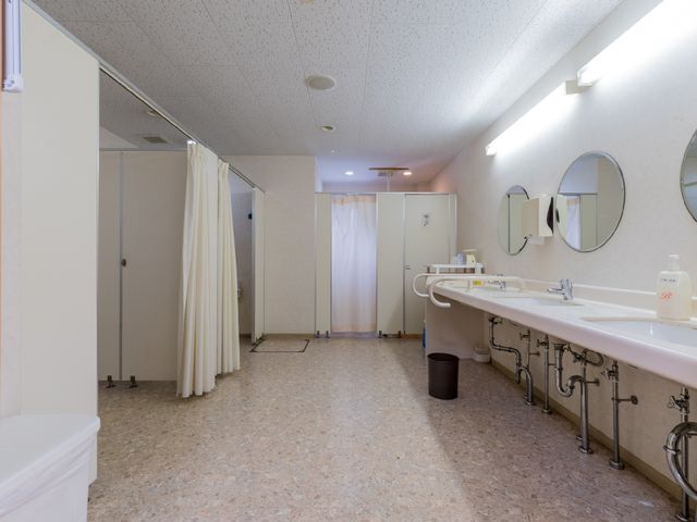 清潔な洗面台の並び トイレ 床と壁の色が明るく、清潔感があります。手すりが設置された洗面スペースなので、安心してご利用いただけます。