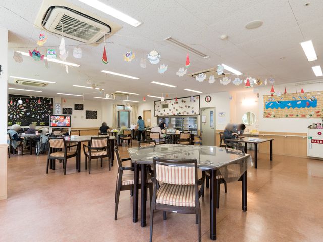 広々とした明るい食堂 広間 天井からぶら下がる飾りが彩りを添える、開放感のある食堂です。ソーシャルダイニングでの食事や交流が楽しめます。