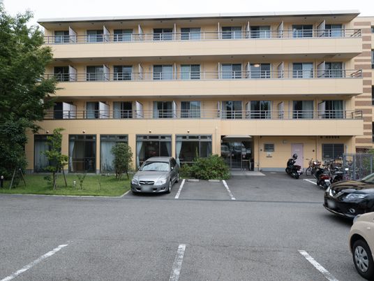 広々とした施設の外観